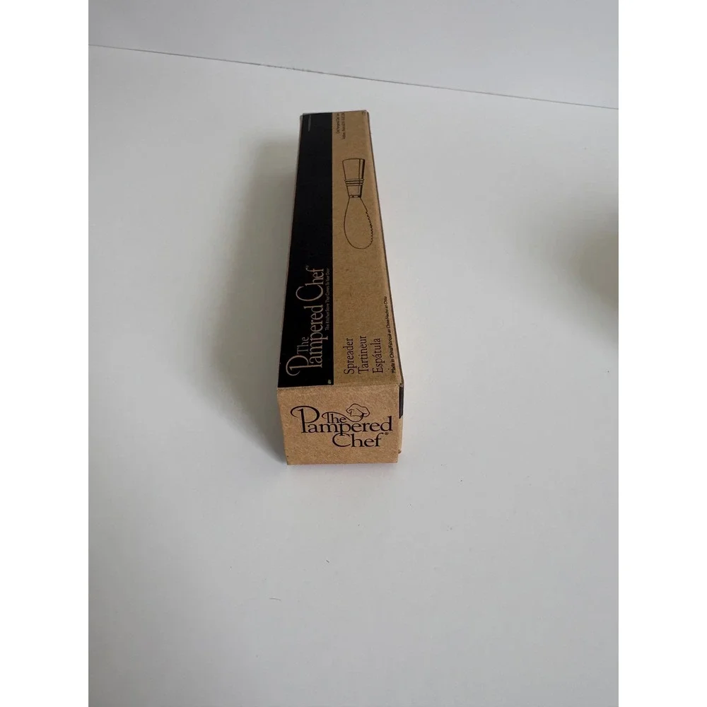 Pampered Chef NEW Spreader 1323 Stainless Steel Serrated Blade Cream‎ Handle